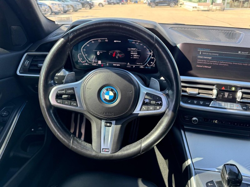 BMW 3 Series Vehicle Full-screen Gallery Image 10