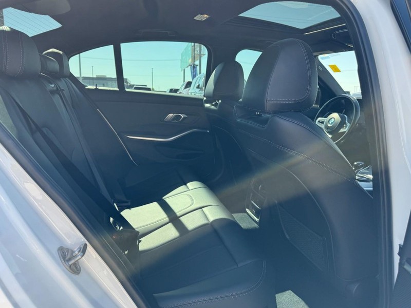 BMW 3 Series Vehicle Full-screen Gallery Image 13