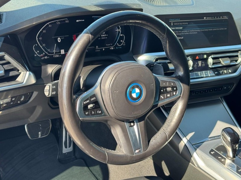 BMW 3 Series Vehicle Full-screen Gallery Image 15
