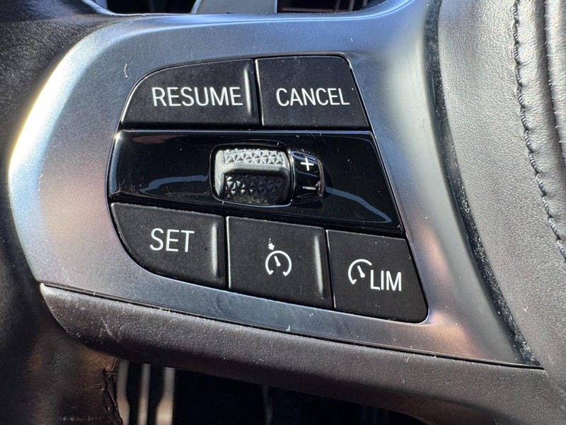 BMW 3 Series Vehicle Full-screen Gallery Image 16