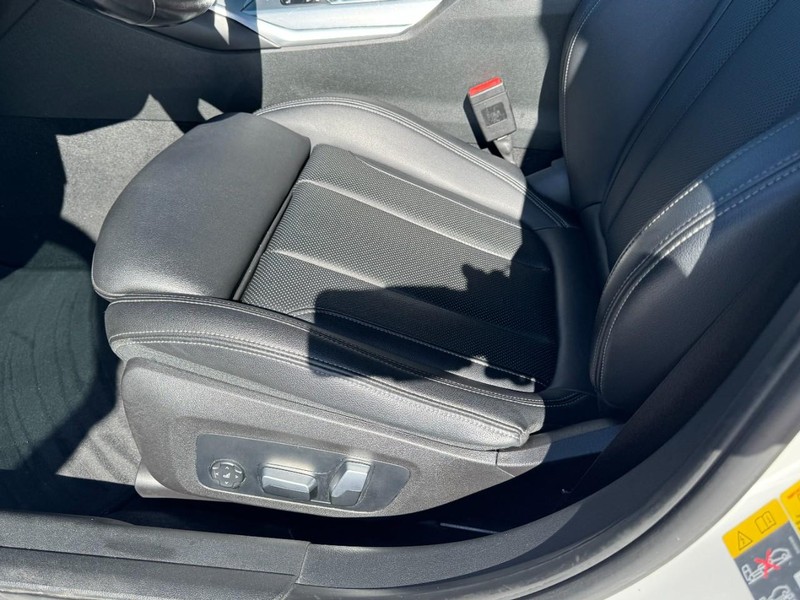 BMW 3 Series Vehicle Full-screen Gallery Image 26