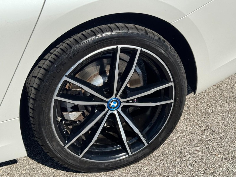 BMW 3 Series Vehicle Full-screen Gallery Image 27