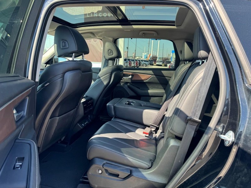 Acura MDX Vehicle Full-screen Gallery Image 12