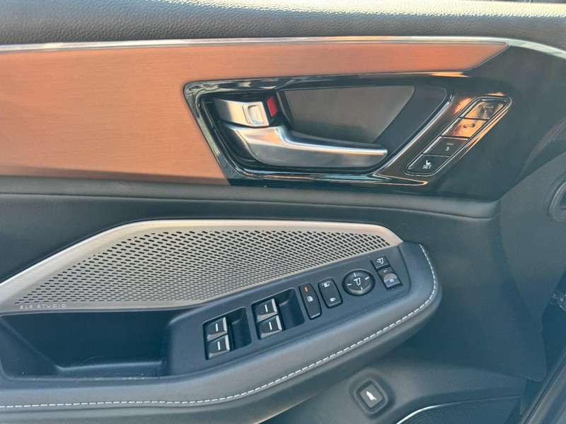 Acura MDX Vehicle Full-screen Gallery Image 25