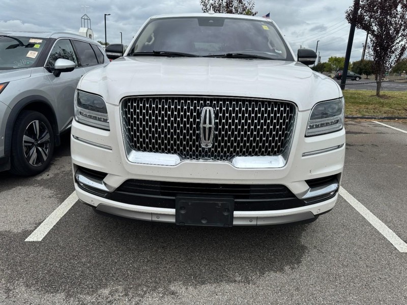 Lincoln Navigator L Vehicle Full-screen Gallery Image 02