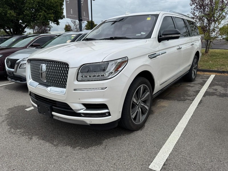 Lincoln Navigator L Vehicle Full-screen Gallery Image 03