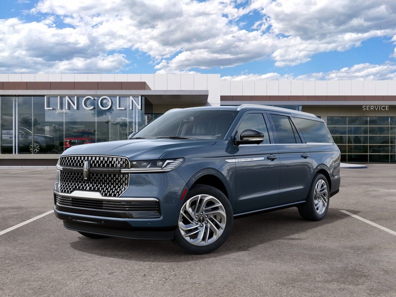 Lincoln Navigator L Vehicle Full-screen Gallery Image 02