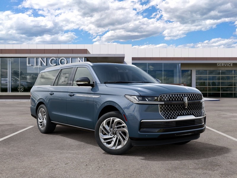 Lincoln Navigator L Vehicle Full-screen Gallery Image 04