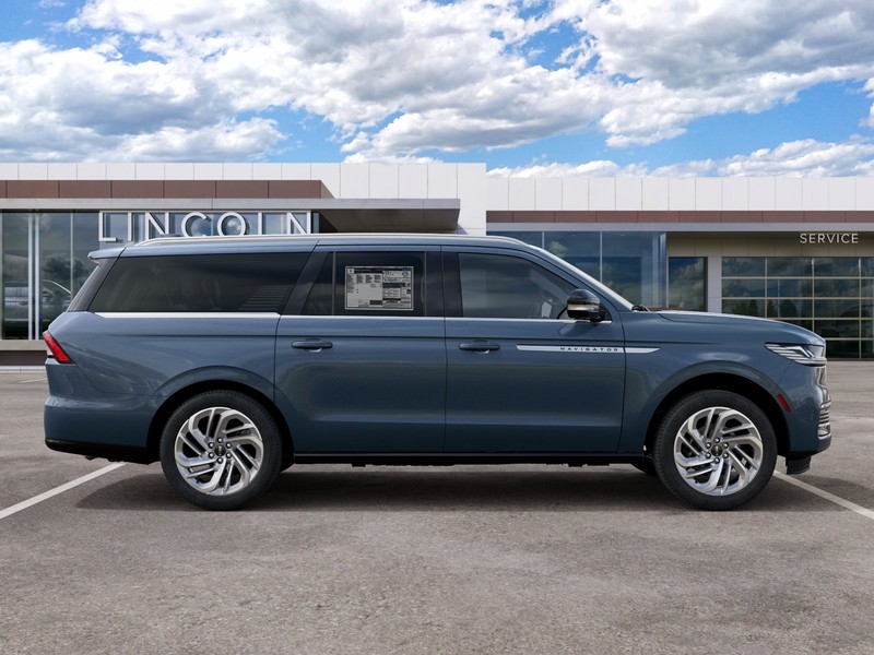 Lincoln Navigator L Vehicle Full-screen Gallery Image 05