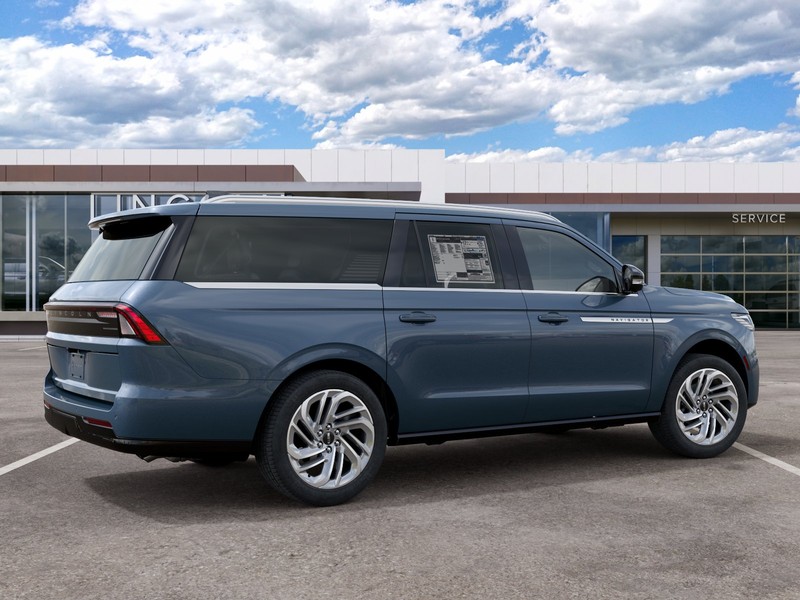 Lincoln Navigator L Vehicle Full-screen Gallery Image 06