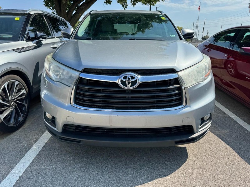 Toyota Highlander Vehicle Full-screen Gallery Image 02
