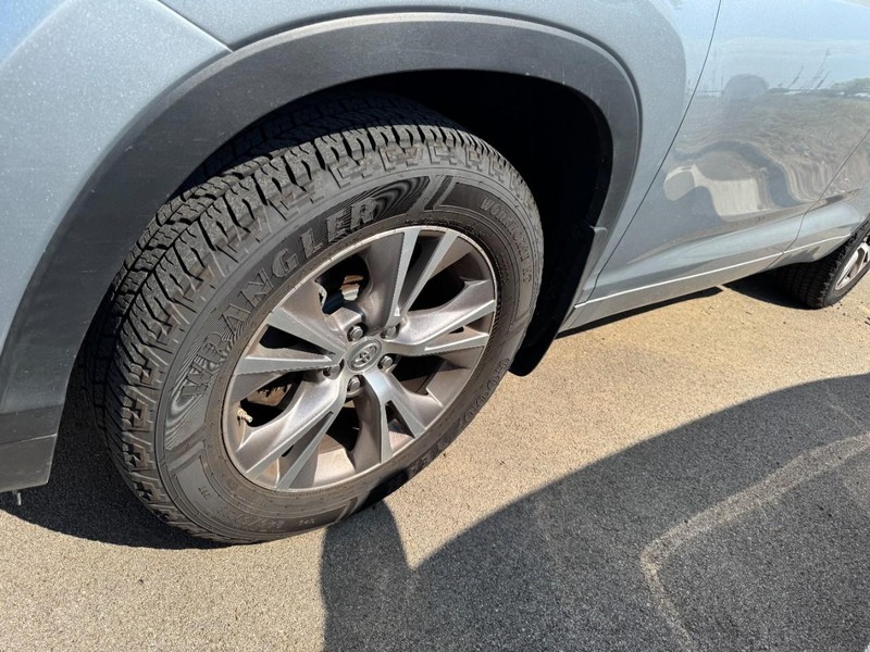 Toyota Highlander Vehicle Full-screen Gallery Image 04