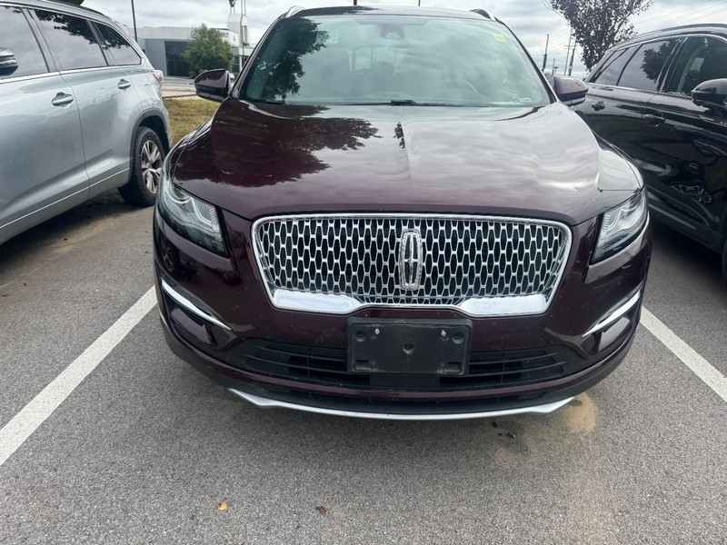 Lincoln MKC Vehicle Full-screen Gallery Image 02