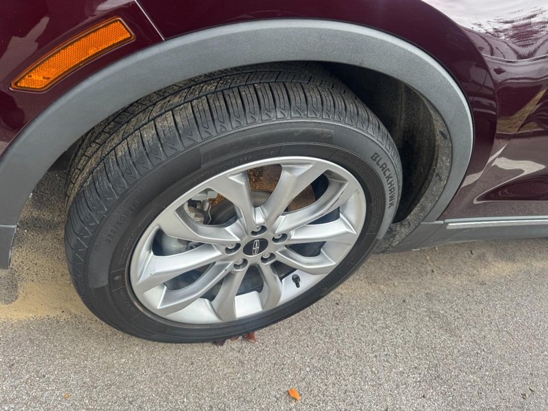 Lincoln MKC Vehicle Full-screen Gallery Image 04
