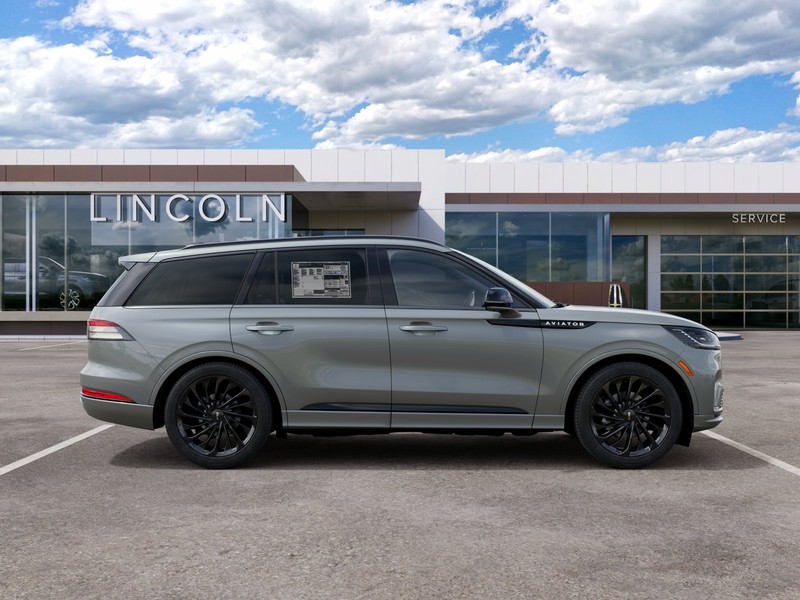 Lincoln Aviator Vehicle Full-screen Gallery Image 05