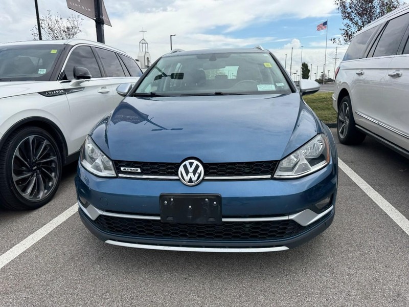Volkswagen Golf Alltrack Vehicle Full-screen Gallery Image 02
