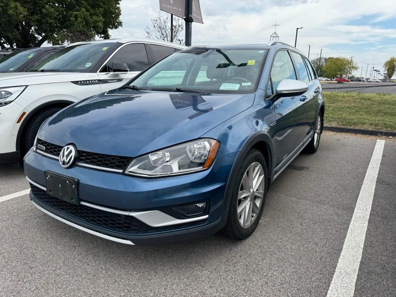 Volkswagen Golf Alltrack Vehicle Full-screen Gallery Image 03