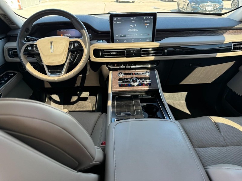 Lincoln Aviator Vehicle Full-screen Gallery Image 09