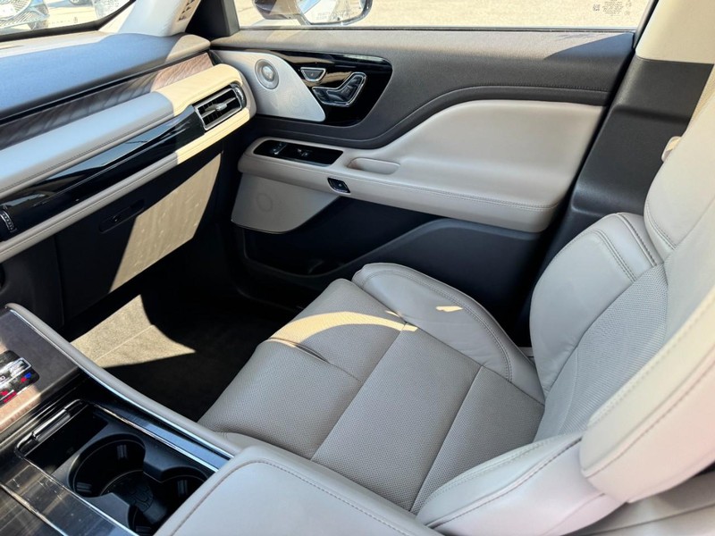 Lincoln Aviator Vehicle Full-screen Gallery Image 11