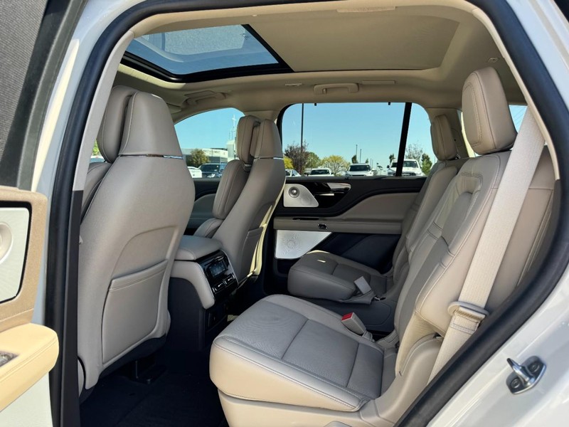 Lincoln Aviator Vehicle Full-screen Gallery Image 12