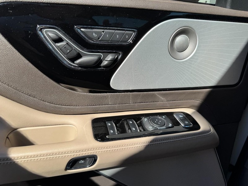 Lincoln Aviator Vehicle Full-screen Gallery Image 25