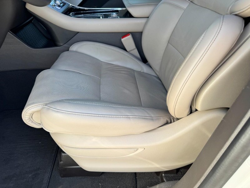 Lincoln Aviator Vehicle Full-screen Gallery Image 26