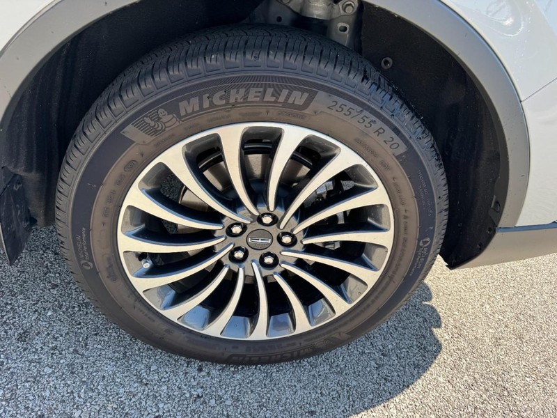 Lincoln Aviator Vehicle Full-screen Gallery Image 27