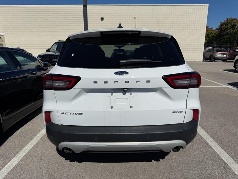 Ford Escape Vehicle Full-screen Gallery Image 04
