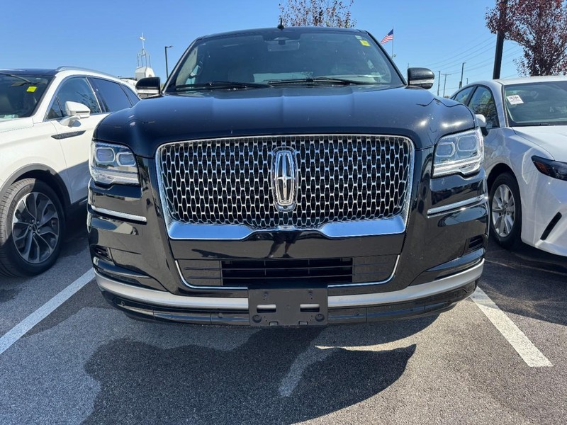 Lincoln Navigator L Vehicle Full-screen Gallery Image 02