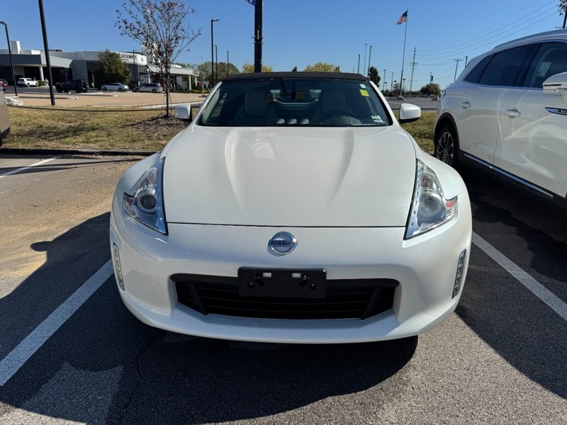Nissan 370Z Vehicle Full-screen Gallery Image 02