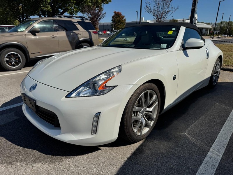 Nissan 370Z Vehicle Full-screen Gallery Image 03
