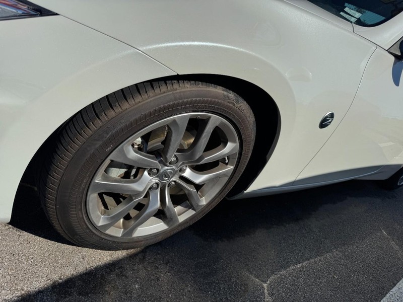 Nissan 370Z Vehicle Full-screen Gallery Image 04