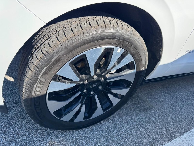 Ford Expedition Max Vehicle Full-screen Gallery Image 04