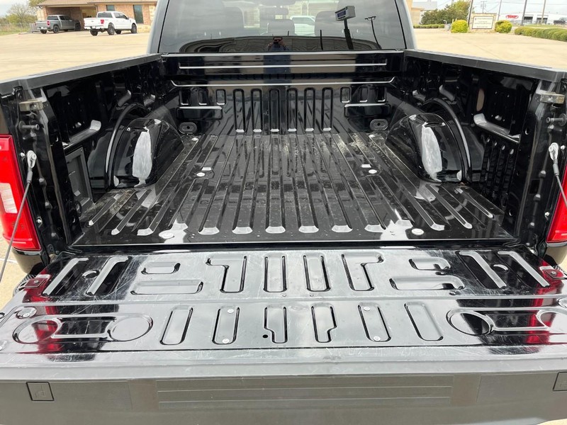 Ford F-150 Vehicle Full-screen Gallery Image 17