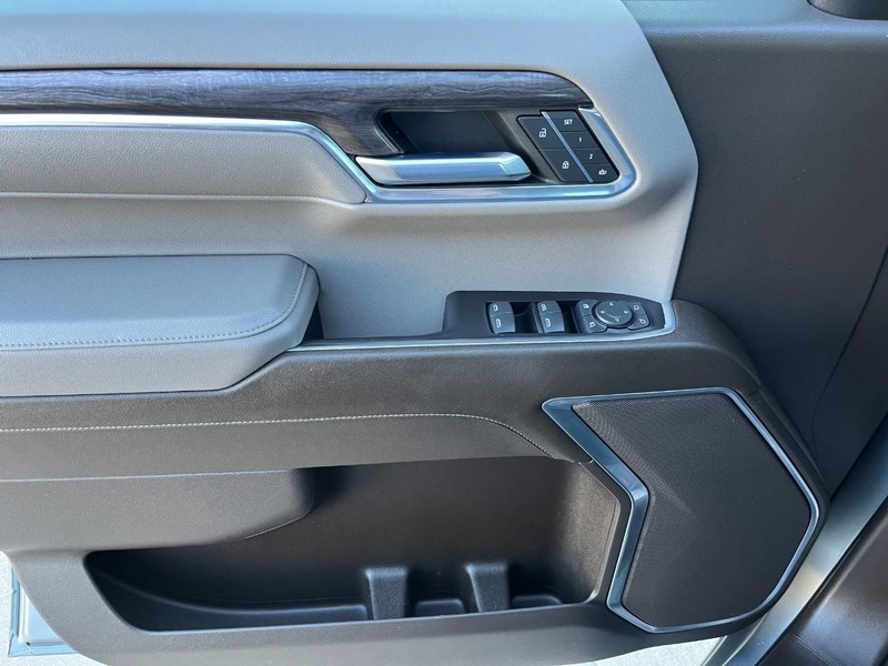 Chevrolet Silverado 1500 Vehicle Full-screen Gallery Image 12