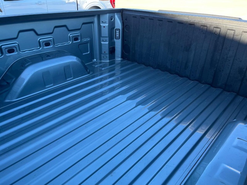 Chevrolet Silverado 1500 Vehicle Full-screen Gallery Image 19