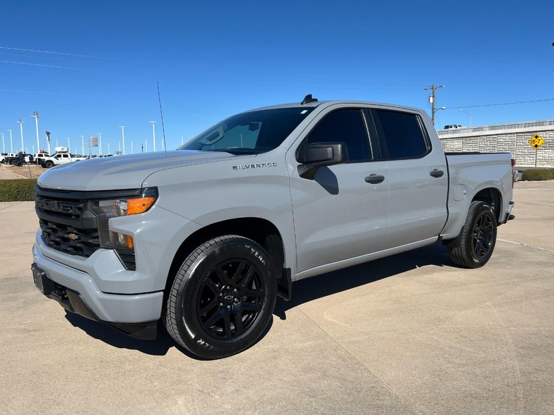 Chevrolet Silverado 1500 Vehicle Full-screen Gallery Image 2