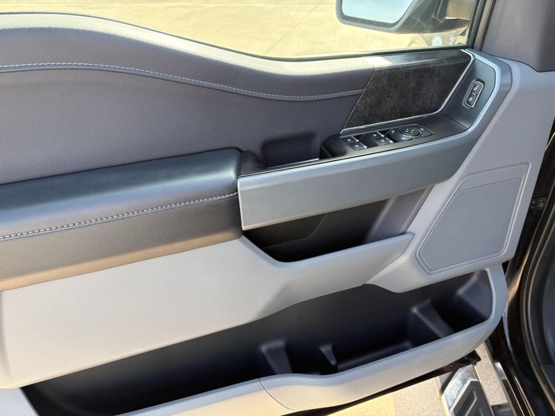 Ford F-150 Vehicle Full-screen Gallery Image 12