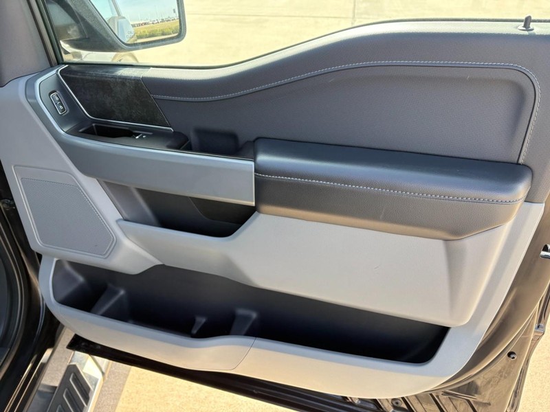 Ford F-150 Vehicle Full-screen Gallery Image 17