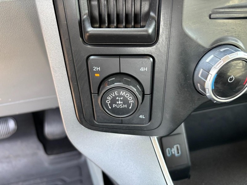 Ford F-150 Vehicle Full-screen Gallery Image 25