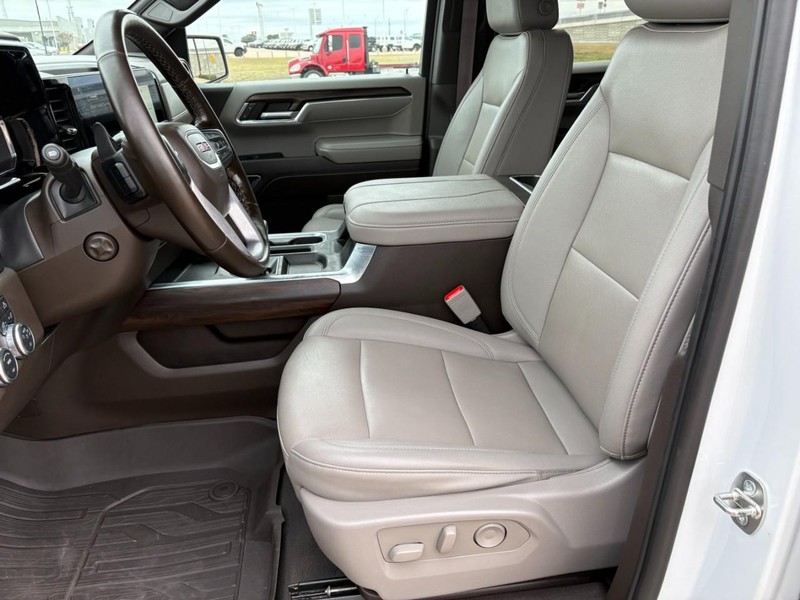 GMC Sierra 1500 Vehicle Full-screen Gallery Image 12