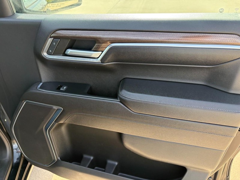 Chevrolet Silverado 1500 Vehicle Full-screen Gallery Image 21