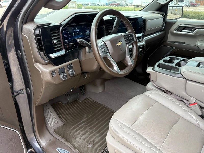 Chevrolet Silverado 1500 Vehicle Full-screen Gallery Image 15