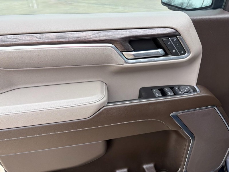 Chevrolet Silverado 1500 Vehicle Full-screen Gallery Image 16