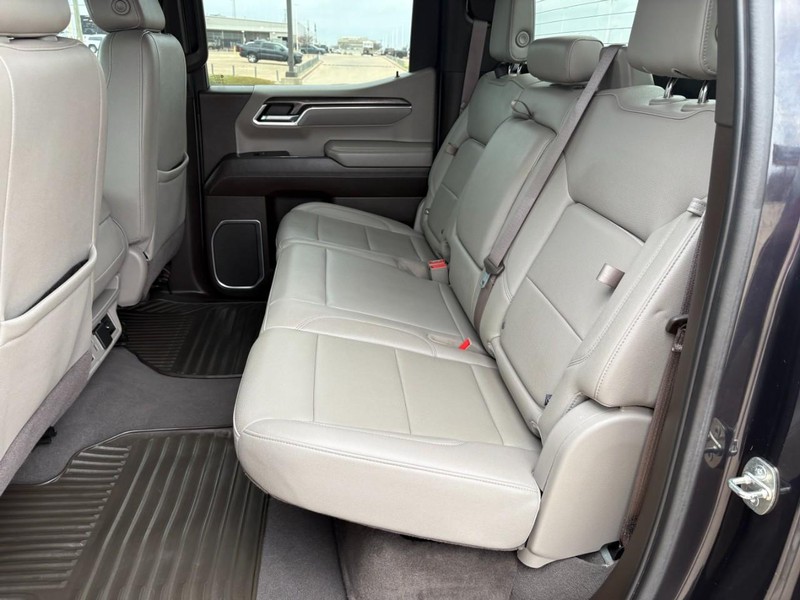 Chevrolet Silverado 1500 Vehicle Full-screen Gallery Image 18