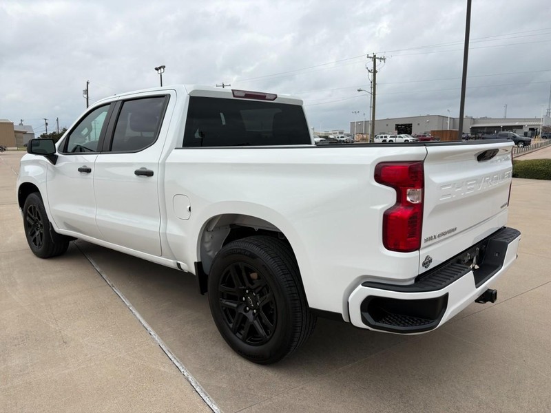 Chevrolet Silverado 1500 Vehicle Full-screen Gallery Image 3