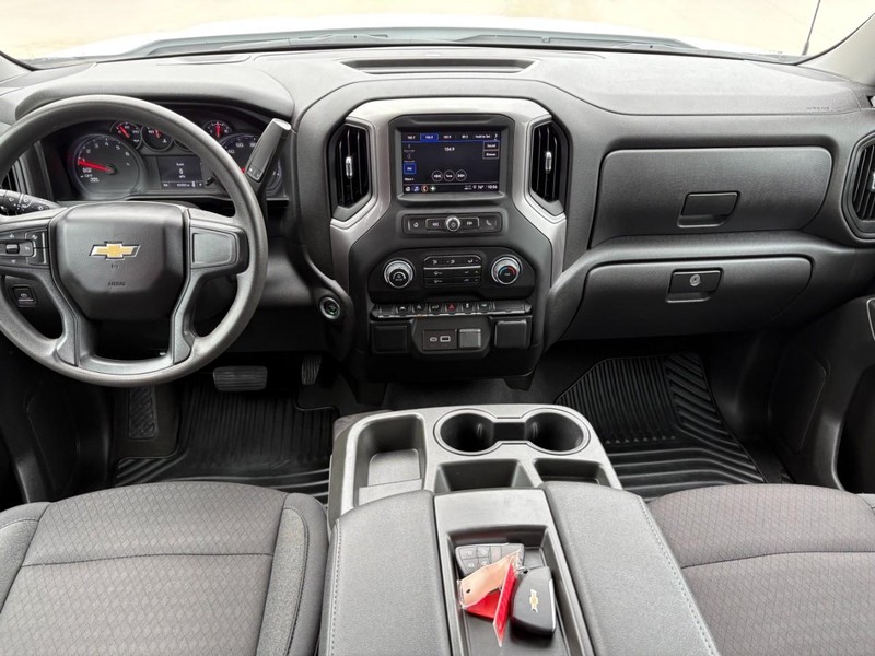 Chevrolet Silverado 1500 Vehicle Full-screen Gallery Image 15