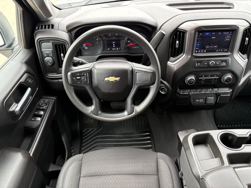 Chevrolet Silverado 1500 Vehicle Full-screen Gallery Image 16