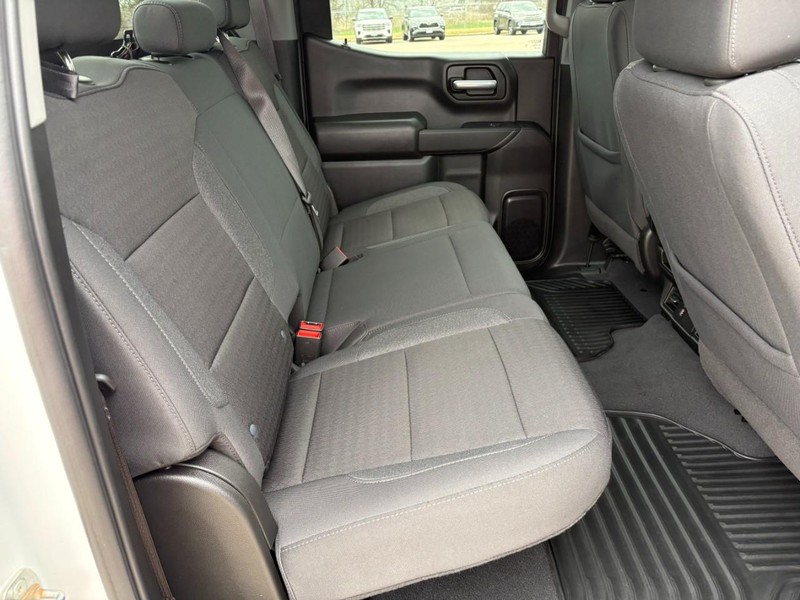 Chevrolet Silverado 1500 Vehicle Full-screen Gallery Image 18