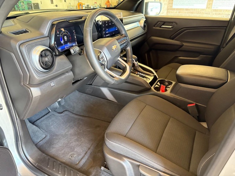 Chevrolet Colorado Vehicle Full-screen Gallery Image 14